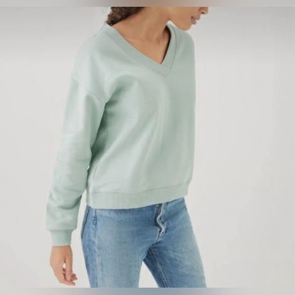 Pact Tops - Pact. Courtside V-neck Sweatshirt. Size large. Green/Blue